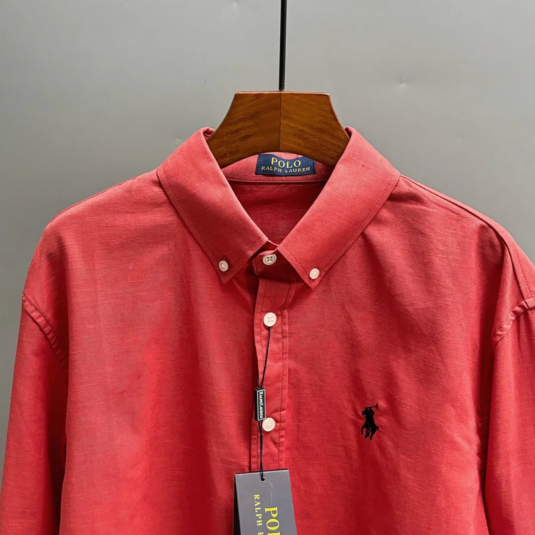 🅿️220 Ralph Lauren/Ralph Lauren early autumn linen embroidered shirt is made of custom-made natural plant fiber linen fabric with a unique bamboo texture. It has a simple and simple beauty. It has a loose fit and a three-dimensional upper body. The lines are smooth and natural. From the shoulder line to the waist line to the hem, the line transition is smooth. There are no unnecessary folds or accumulation. The whole body is neat and stretched. The chest is embellished with the iconic pony embroidery. Simple but highly recognizable. The color transition of the embroidery thread is natural. The stitches are even and uniform in size. The stitches can also connect naturally and the lines are smooth and not stiff. Size: S M L XL